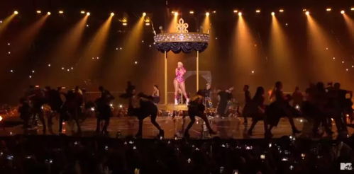 點亮億萬目光 揭秘征服10億觀眾的舞臺燈光與廣告設計藝術